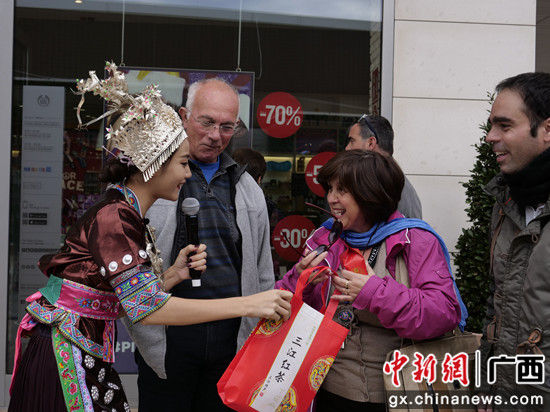 自拍女王赠送三江茶叶 自拍女王赠送三江茶叶