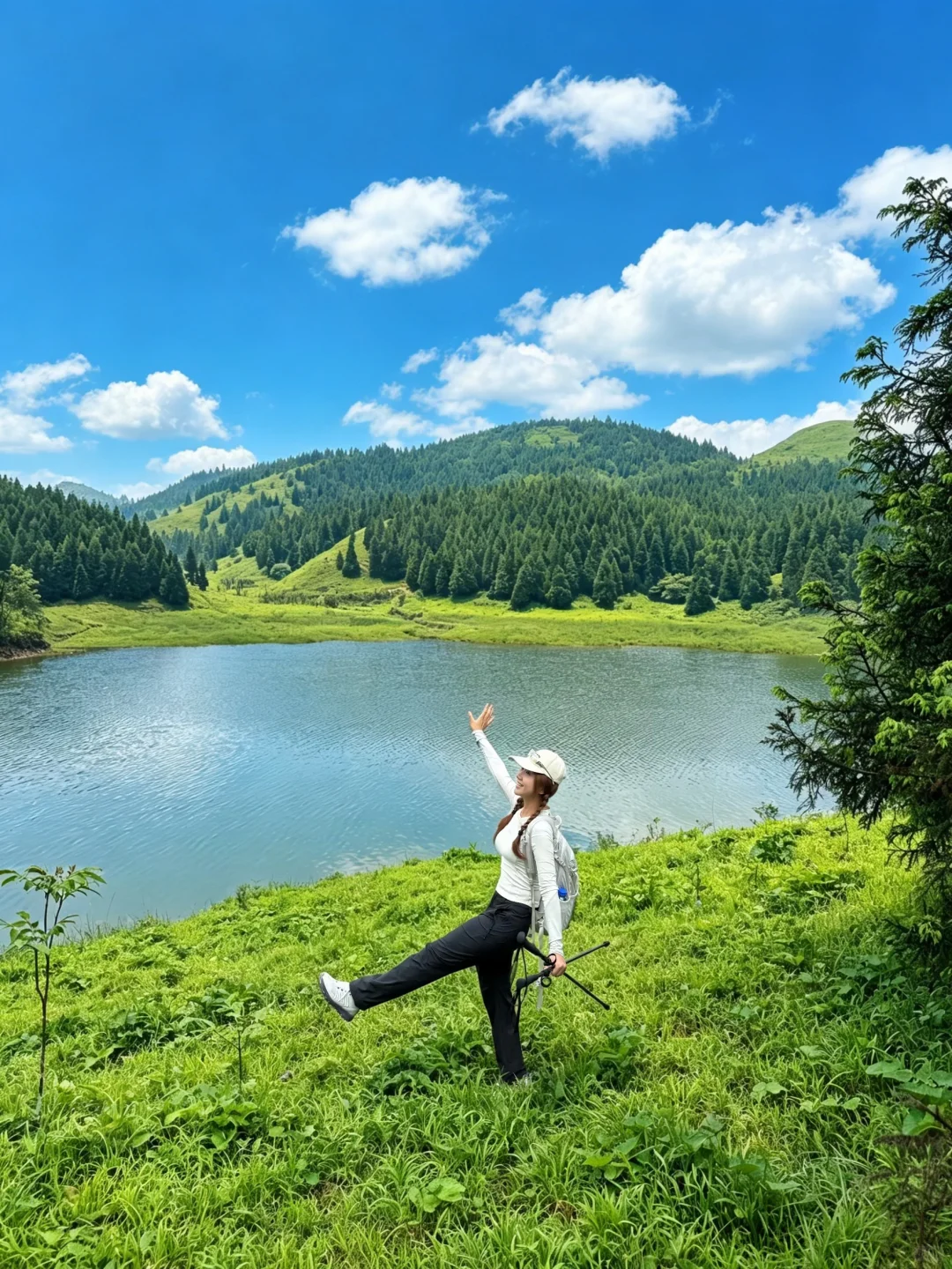 ​广西版阿勒泰！桂林全州茶坪秘境，湖泊像蓝绿宝石，风吹草地太治愈了！